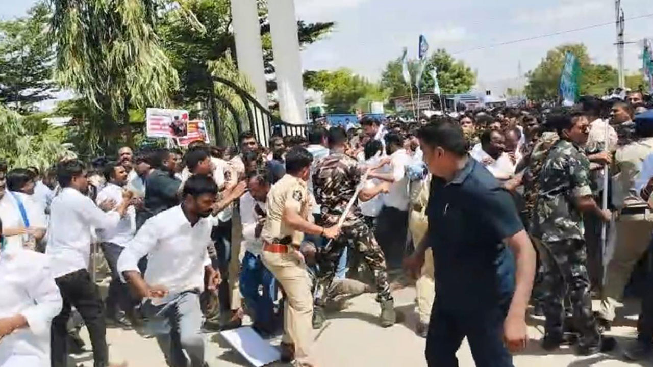 YCP Rallies | డీఎస్సీ నియమకాల్లో అవినీతిపై వైసీపీ ర్యాలీలు.. పులివెందులలో పోలీసుల లాఠీఛార్జ్‌