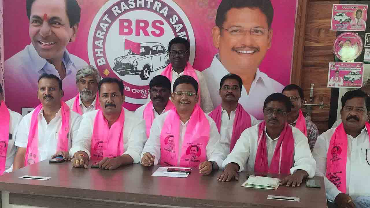 చరిత్ర కలిగిన మధిర పేరును దిగజారుస్తున్న కాంగ్రెస్‌ నాయకులు