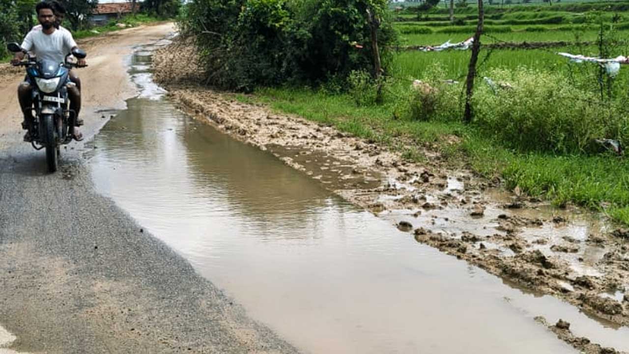 Damage Roads | రోడ్డు అధ్వానం.. రాకపోకలకు అపాయం