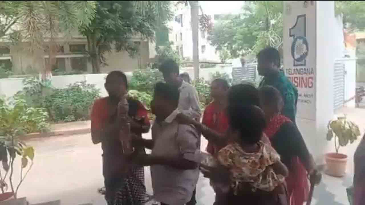 MLA Naini Rajender Reddy | కాంగ్రెస్‌ ఎమ్మెల్యే నాయిని క్యాంప్‌ ఆఫీస్ వద్ద కుటుంబం ఆత్మహత్యాయత్నం.. వీడియో