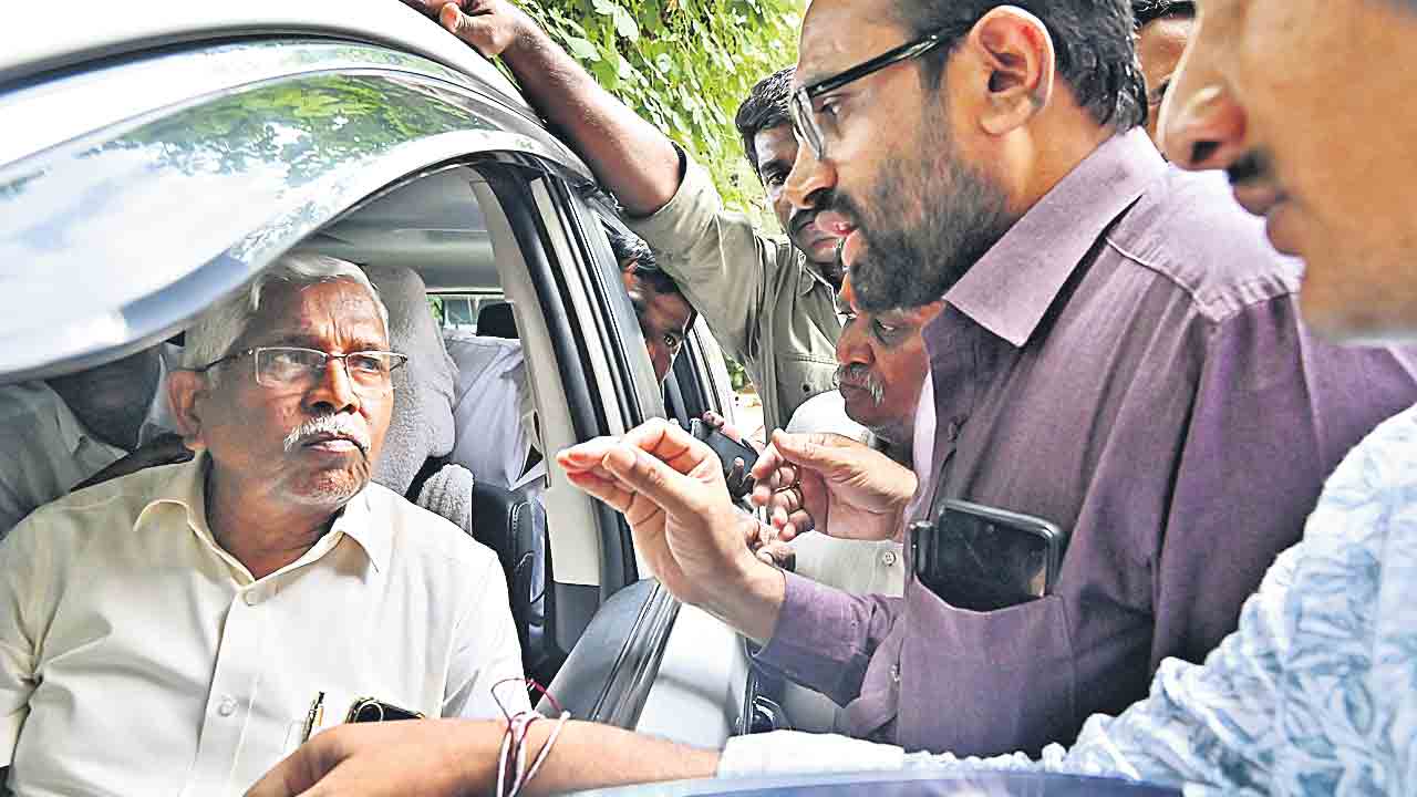 యువత ఫైర్‌.. కోదండ పరార్‌
