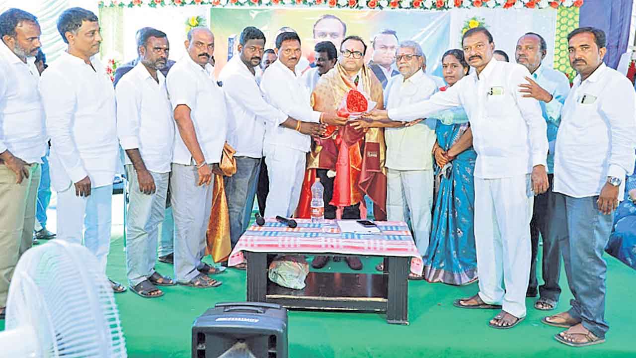 లండన్‌కి రాజైన శనిగరానికి బిడ్డే