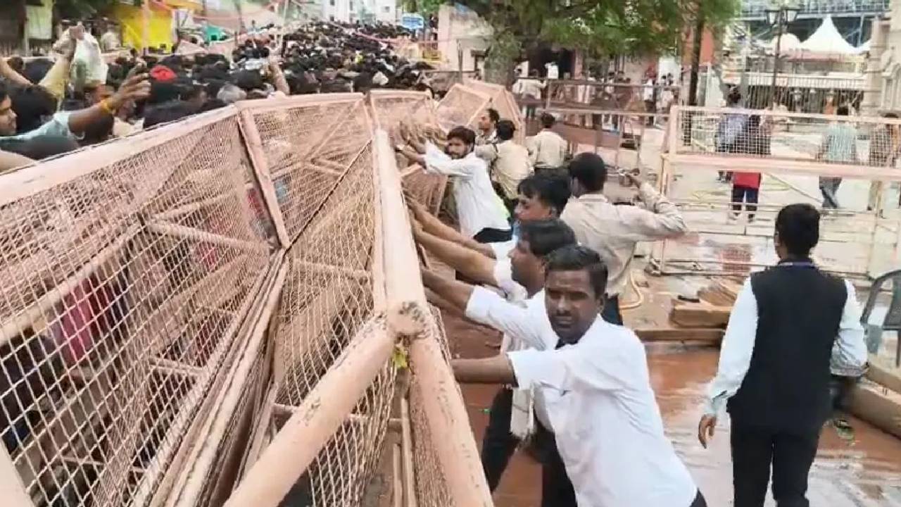 Madhya Pradesh | ఉజ్జైన్ మహాకాళేశ్వరాలయానికి భారీగా పోటెత్తిన భక్తులు.. తొక్కిసలాటలో పలువురికి గాయాలు