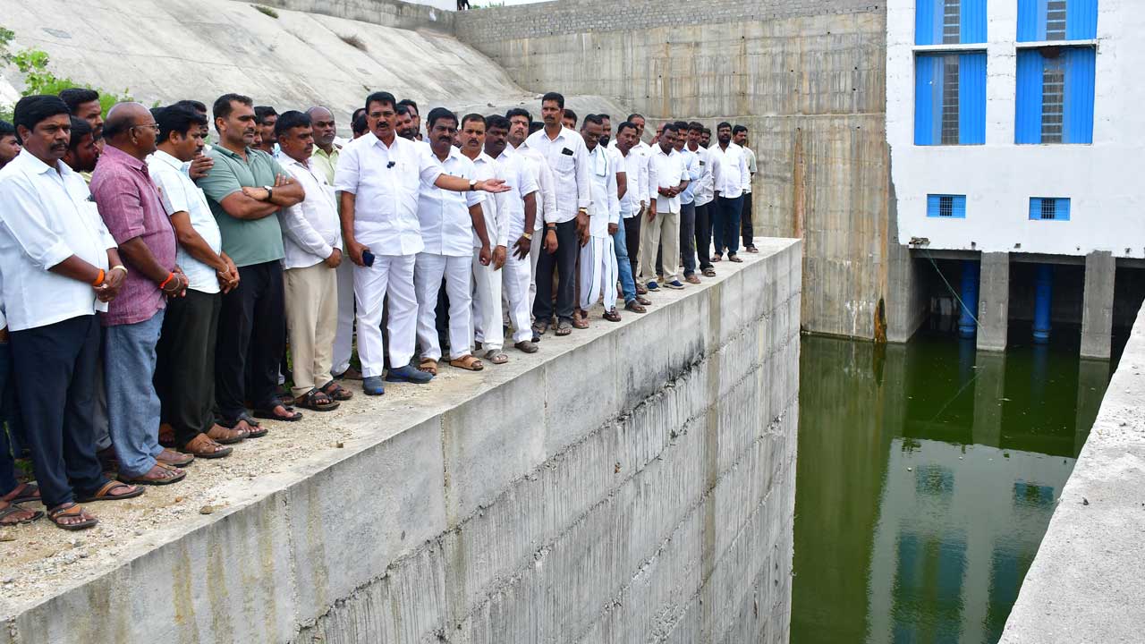 మోటర్లు ఆన్‌ చేయకుంటే ముట్టడి