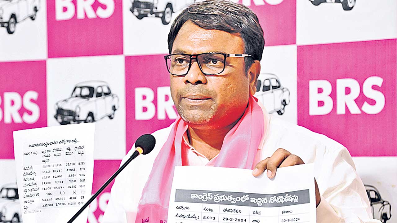 సీఎం కాదు.. పక్కా బ్లాక్‌మెయిలర్‌