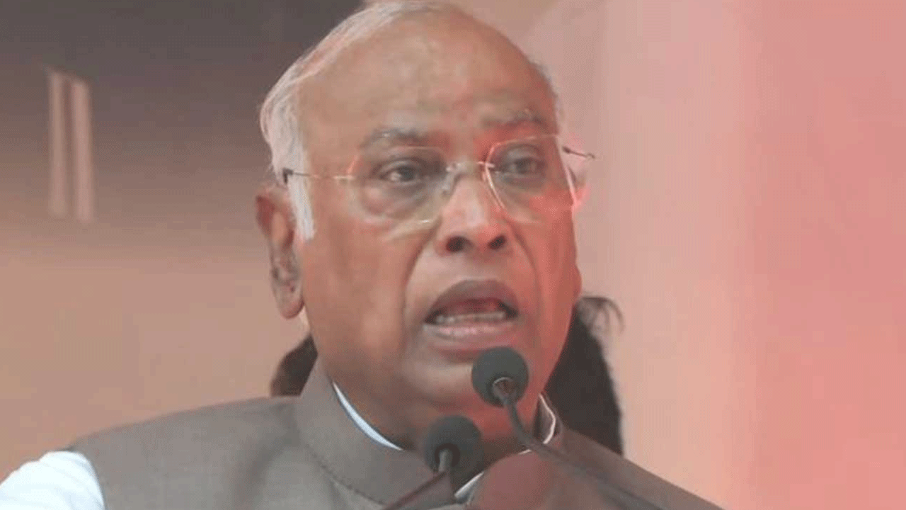 Mallikarjun Kharge | స్వాతంత్య్ర పోరాటంలో వాళ్ల పాత్ర శూన్యం.. బీజేపీ, ఆరెస్సెస్‌ల‌పై ఖ‌ర్గే ఫైర్‌