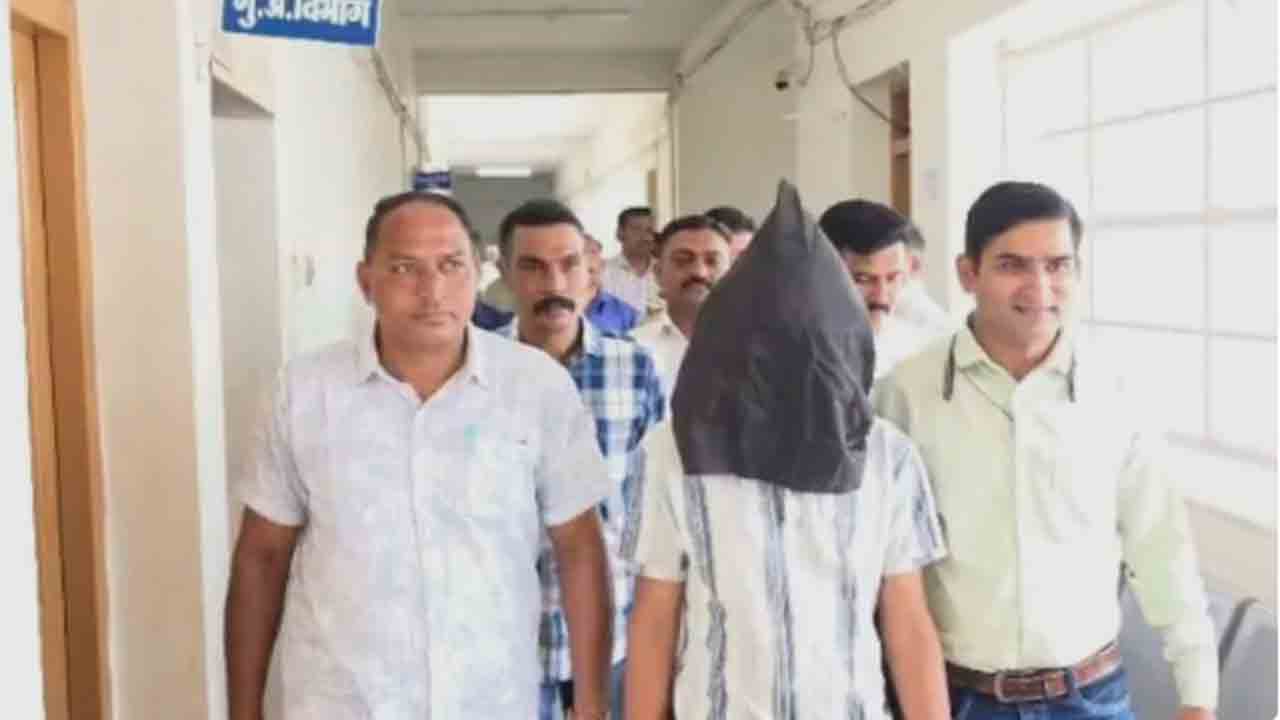 Man Abusing Minors | మైనర్లను లైంగికంగా వేధిస్తున్న యువకుడు అరెస్ట్‌.. అతడి ఫోన్‌లో 600కు   పైగా అసభ్యకర వీడియోలు