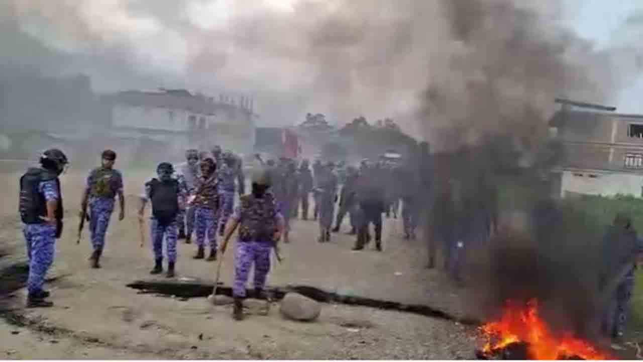 Naga protest turns violent | మణిపూర్‌లో హింసాత్మకంగా మారిన నాగాల నిరసన..   బాష్పవాయువు ప్రయోగం, నలుగురికి గాయాలు