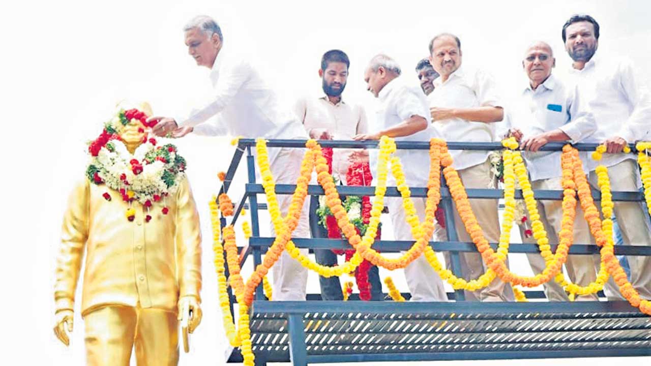 రేవంత్‌కు తెలంగాణ ప్రయోజనాలు పట్టవు