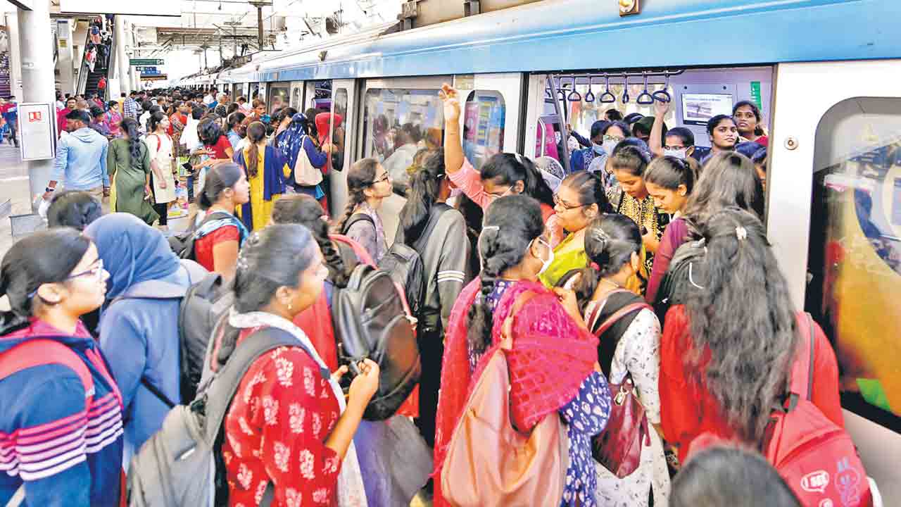 ప్రయాణికులు ఫుల్‌.. వసతులు నిల్‌