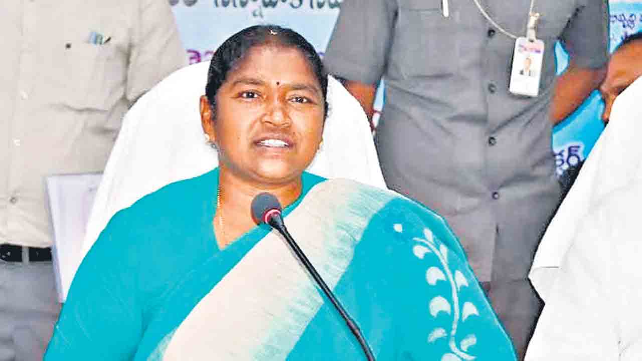 తల్లిపాలే శిశువుకు తొలి టీకా : సీతక్క