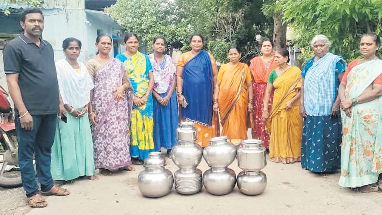 మిషన్‌ భగీరథ పైప్‌ లైన్‌ ఇవ్వాలని ఖాళీ బిందెలతో నిరసన