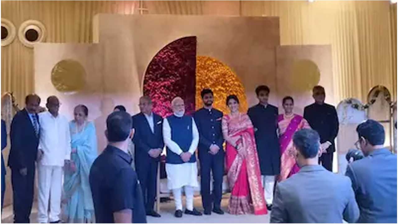 Amit – Rahul | ఒకే వేదికపై ప్రత్యర్థి రాజకీయ నాయకులు