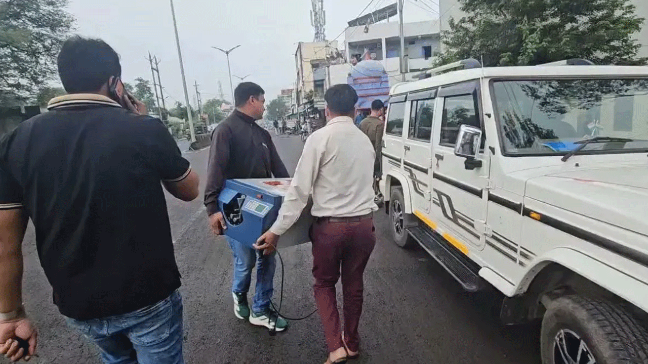 Madhyapradesh | ఆటో డ్రైవ‌ర్ ఇంట్లో ఏకంగా రూ.3 కోట్లు.. మార‌ణాయుధాల కోసం వెతికితే వెలుగులోకి..!