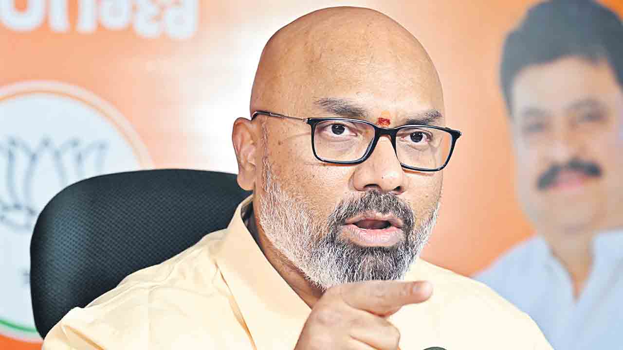 బేవకూఫ్‌ ఇప్పుడే చెప్పిన కదా!.. జర్నలిస్టుపై నోరు పారేసుకున్న బీజేపీ ఎంపీ అర్వింద్‌