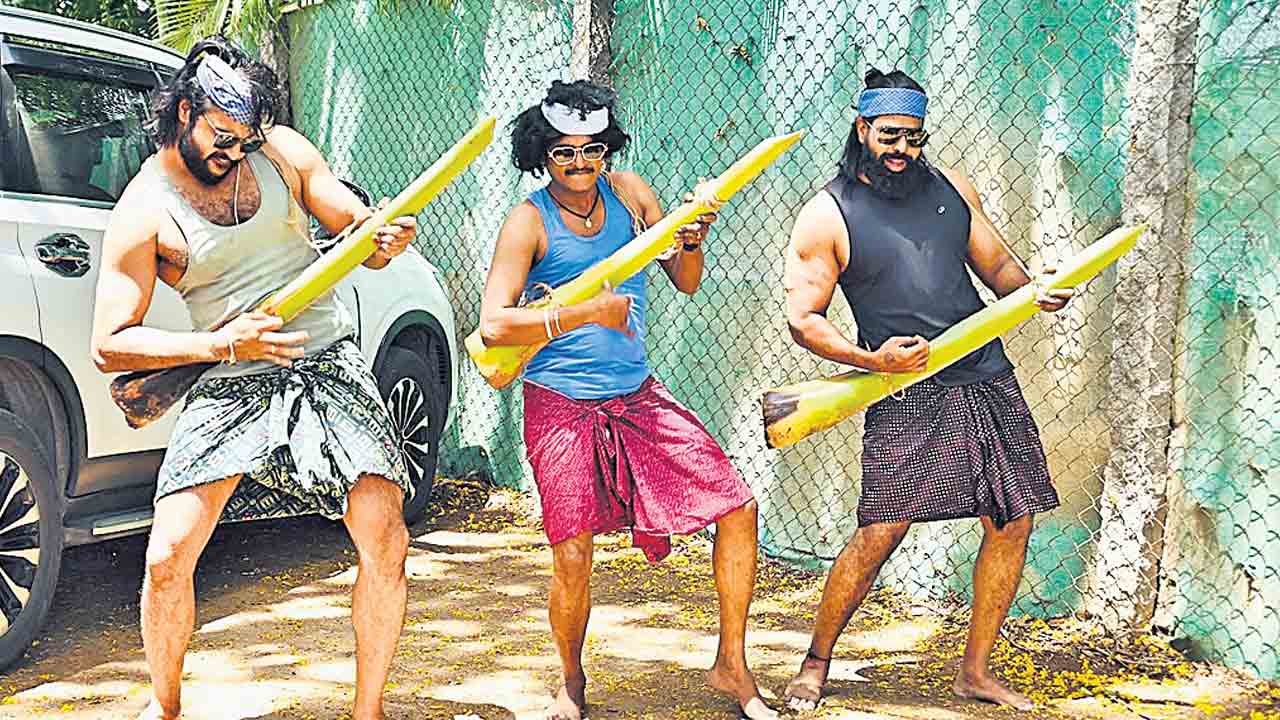 ముగ్గురు కోతుల అల్లరి