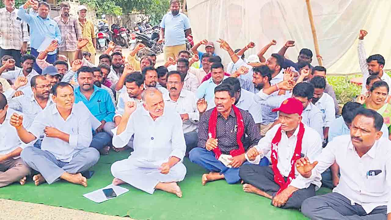 ఇప్పటికీ ఆరేండ్లనాటి జీతాలేనా?.. కార్మికుల శ్రమకు విలువేది?