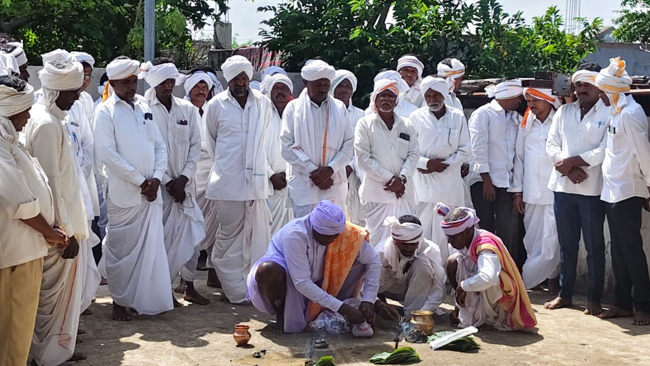Nagoba Temple | నాగోబా ఆలయంలో కొత్త పంటలతో మెస్రం వంశీయుల పూజలు