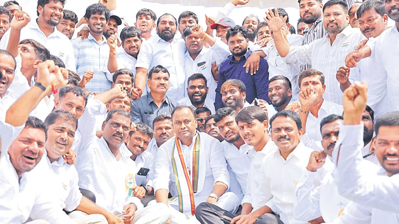 నాతో కాదు…రేవంత్‌రెడ్డికి చెప్పు