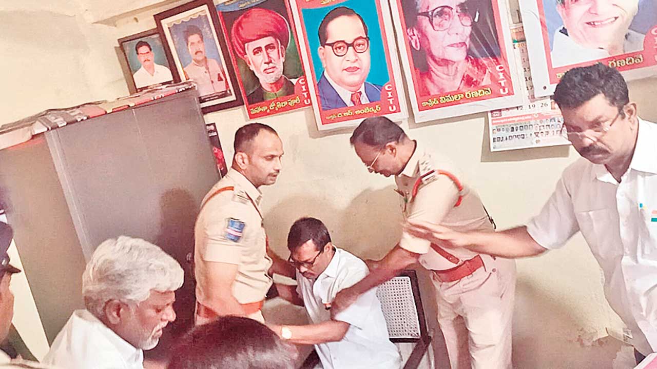 డబుల్‌ బెడ్‌రూమ్‌ ఇండ్ల పంపిణీలో చేతివాటం
