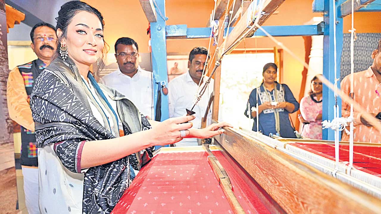 పోచంపల్లి కీర్తిని ప్రపంచానికి చాటుతాం