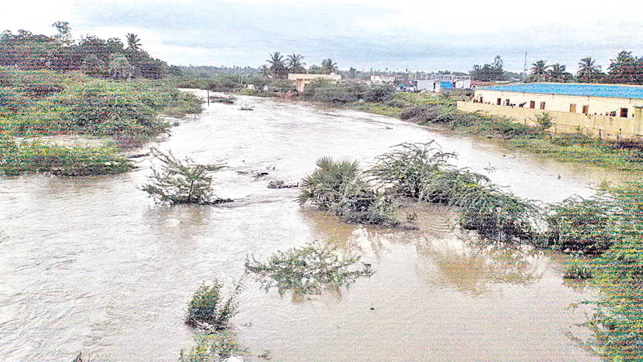 పెద్దవాగు.. నిర్మాణం జాగు!
