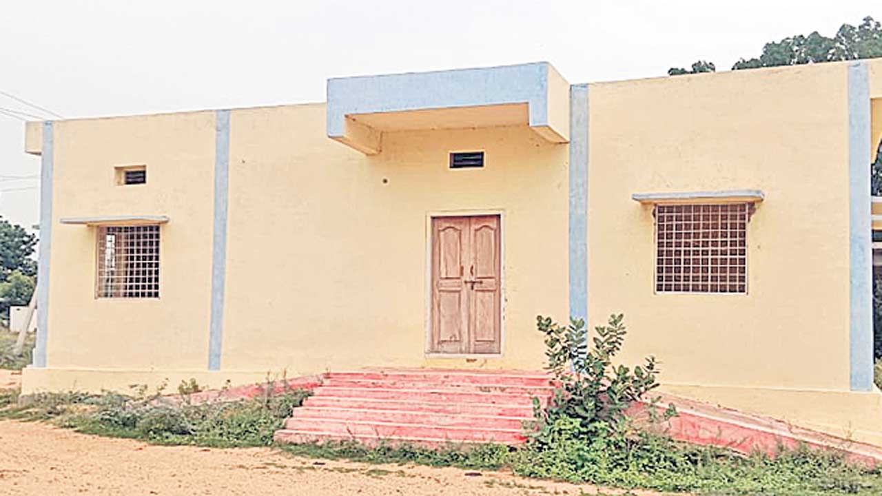 పల్లె దవాఖానలకు అనారోగ్యం!