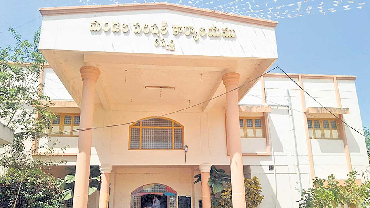 కాంట్రాక్టు ఉద్యోగులే కానీ.. ఖతర్నాక్‌!