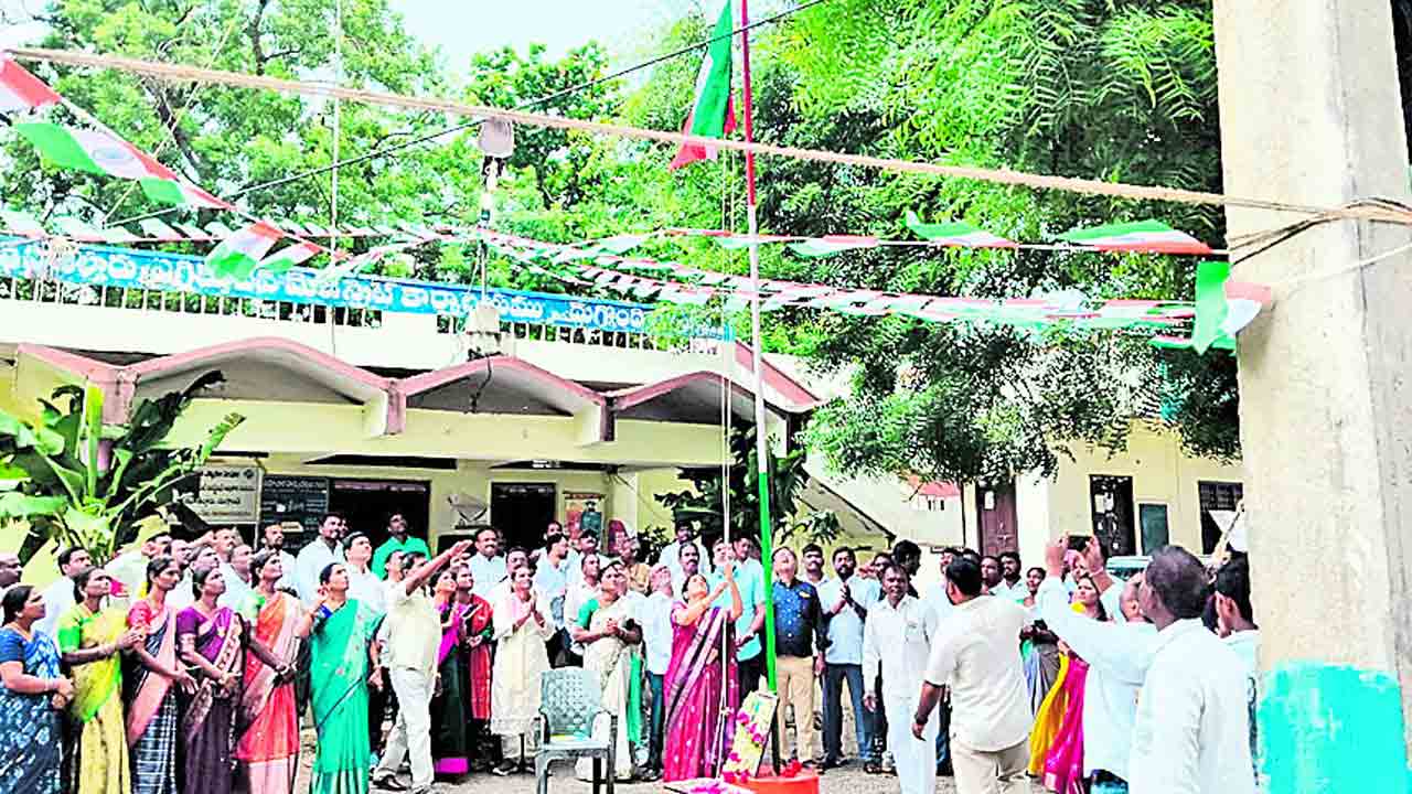 జాతీయ జెండాకు అవమానం