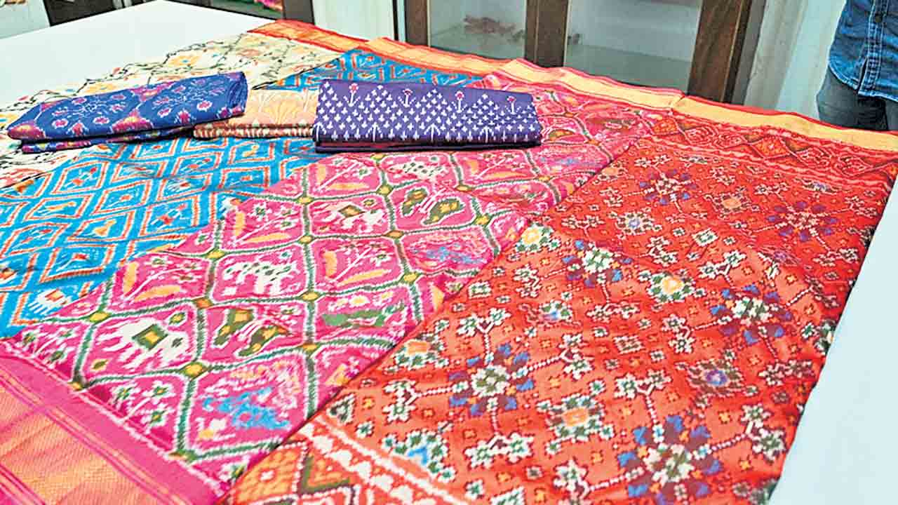 ప్రింటెడ్‌ వస్త్రాల దెబ్బకు.. తెగుతున్న దారం
