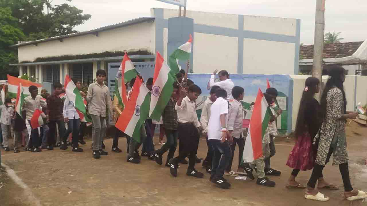 Nennela School | విద్యార్థులకు యూనిఫామ్‌లు ఇయ్యలే.. స్వాతంత్య్ర వేడుకల్లో నిరుత్సాహంగా.. వీడియో