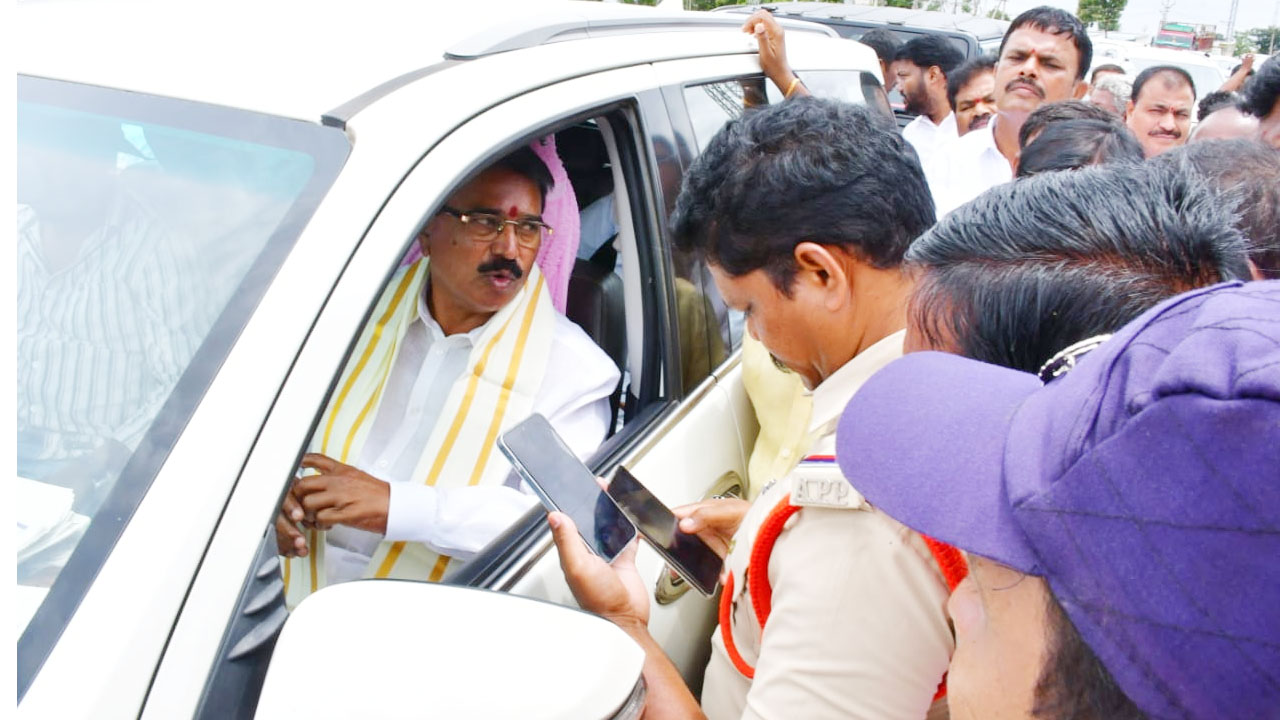 AP Police | బీఆర్‌ఎస్‌ మాజీ మంత్రిని అడ్డుకున్న ఏపీ పోలీసులు..పోతిరెడ్డిపాడుకు వెళ్తుండగా ఘటనా