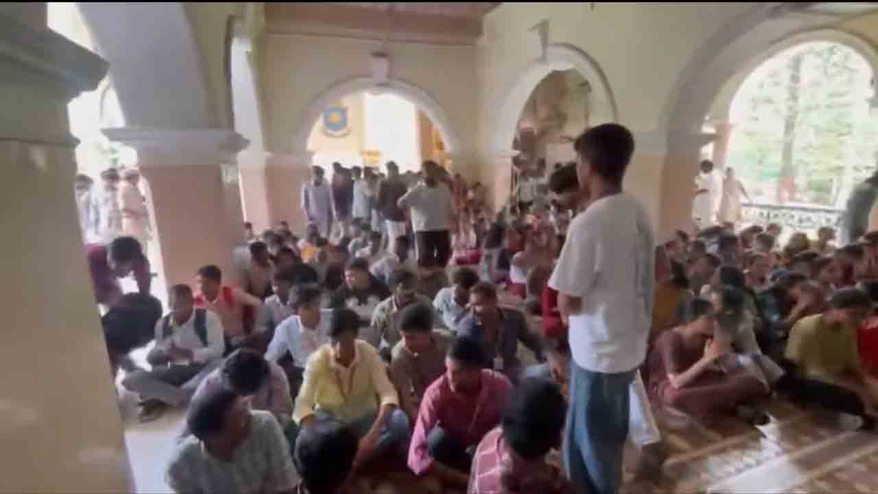 Nizam Students | నిజాం కాలేజీలో విద్యార్థుల ఆందోళన.. వీడియో