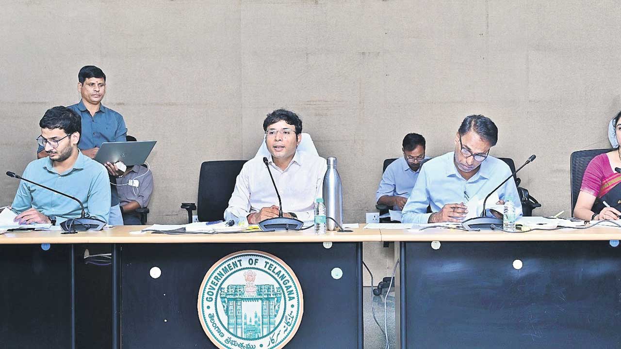 తహసీల్దార్లకు షోకాజ్‌ నోటీసులు జారీ