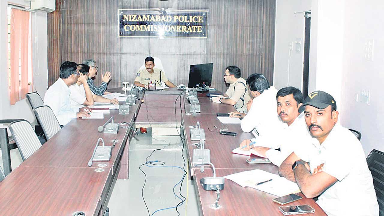 నిబంధనలకు విరుద్ధంగా వ్యవహరించే రైస్‌మిల్లర్లపై చర్యలు