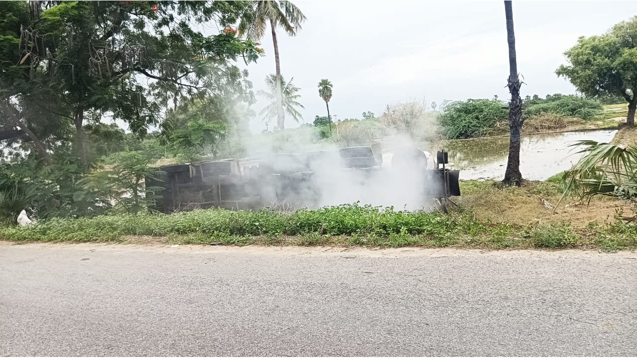 Acid Tanker | యాసిడ్‌ ట్యాంకర్‌ బోల్తా.. అప్రమత్తంగా ఉండాలని పోలీసుల హెచ్చరిక