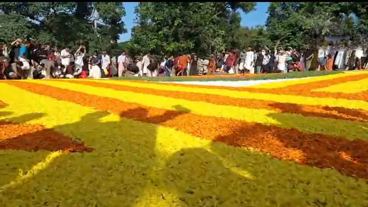 Onam Season | ఫ్లోరల్ కార్పెట్‌తో ఓనమ్‌ సీజన్‌కు స్వాగతం పలికేలా.. వీడియో