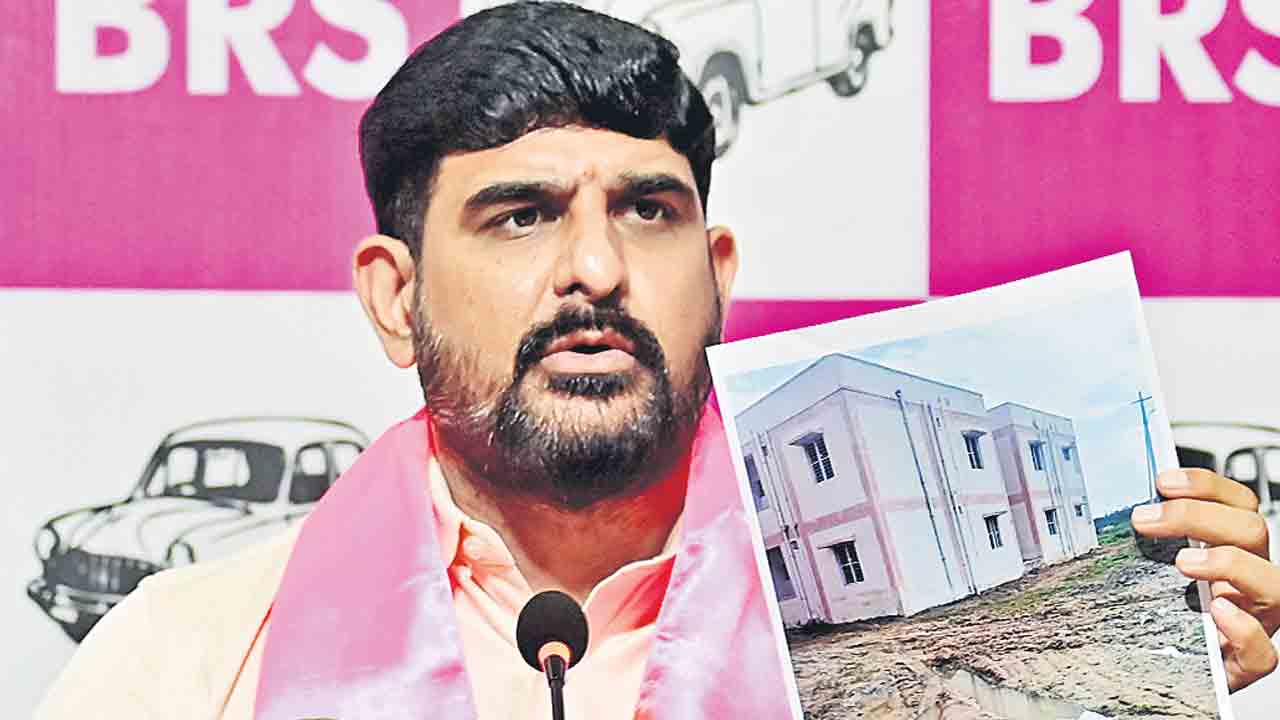 ఇండ్ల లబ్ధిదారులకు బెదిరింపులేల?