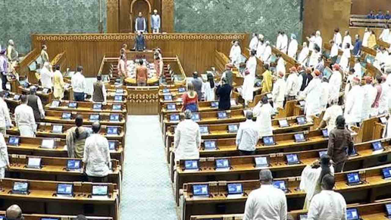 కాంగ్రెస్‌ ఎంపీలకు అధిష్ఠానం విప్‌ జారీ