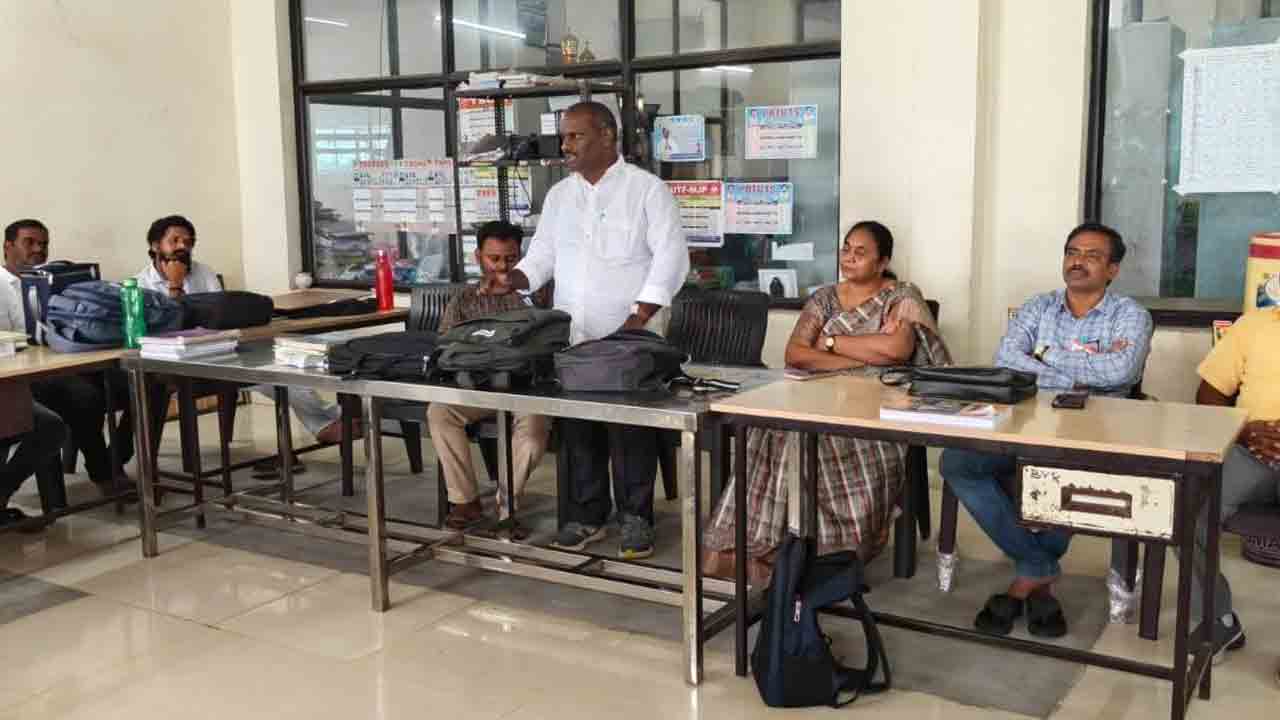 గురుకులాల సమస్యలు పరిష్కరించండి