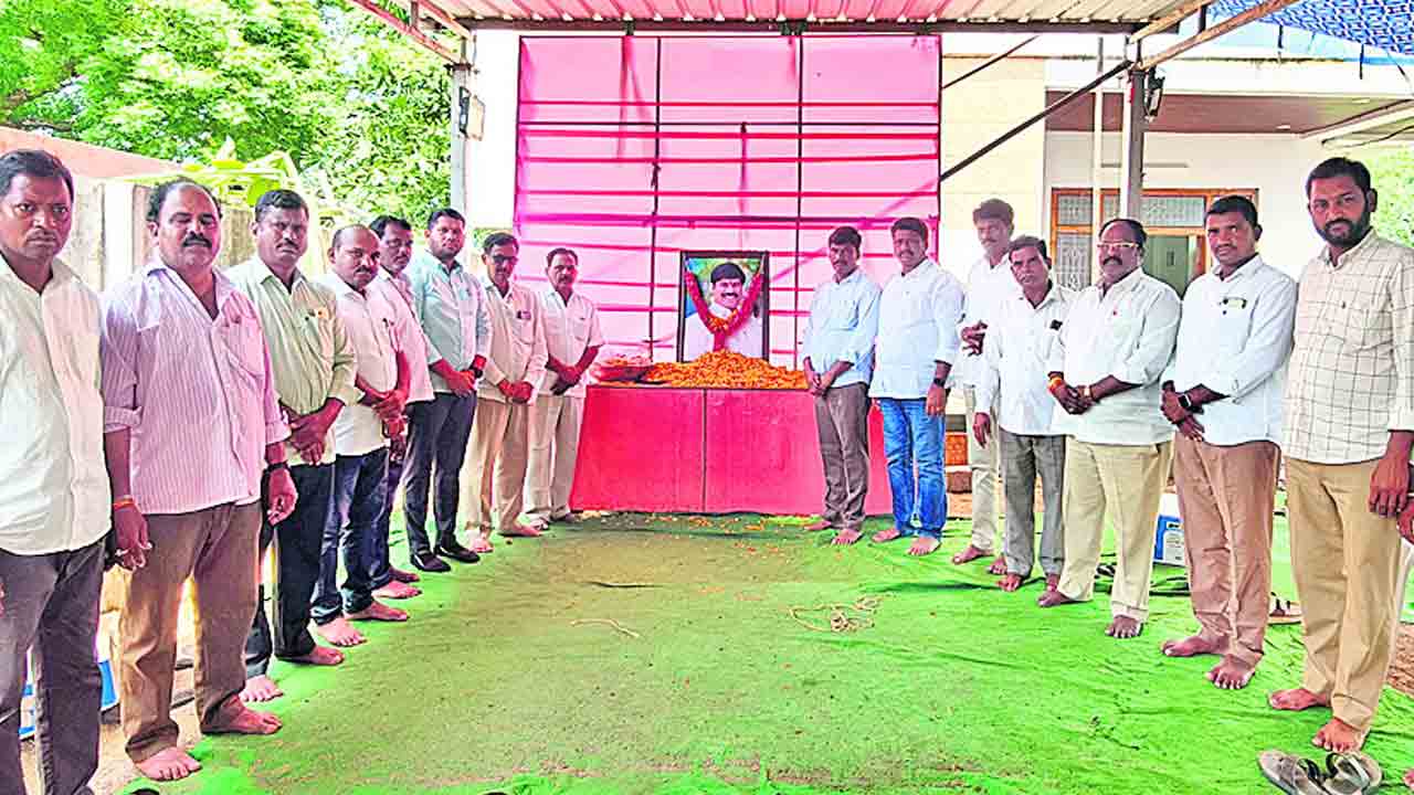 పెద్దికి కన్నీటి నివాళి..