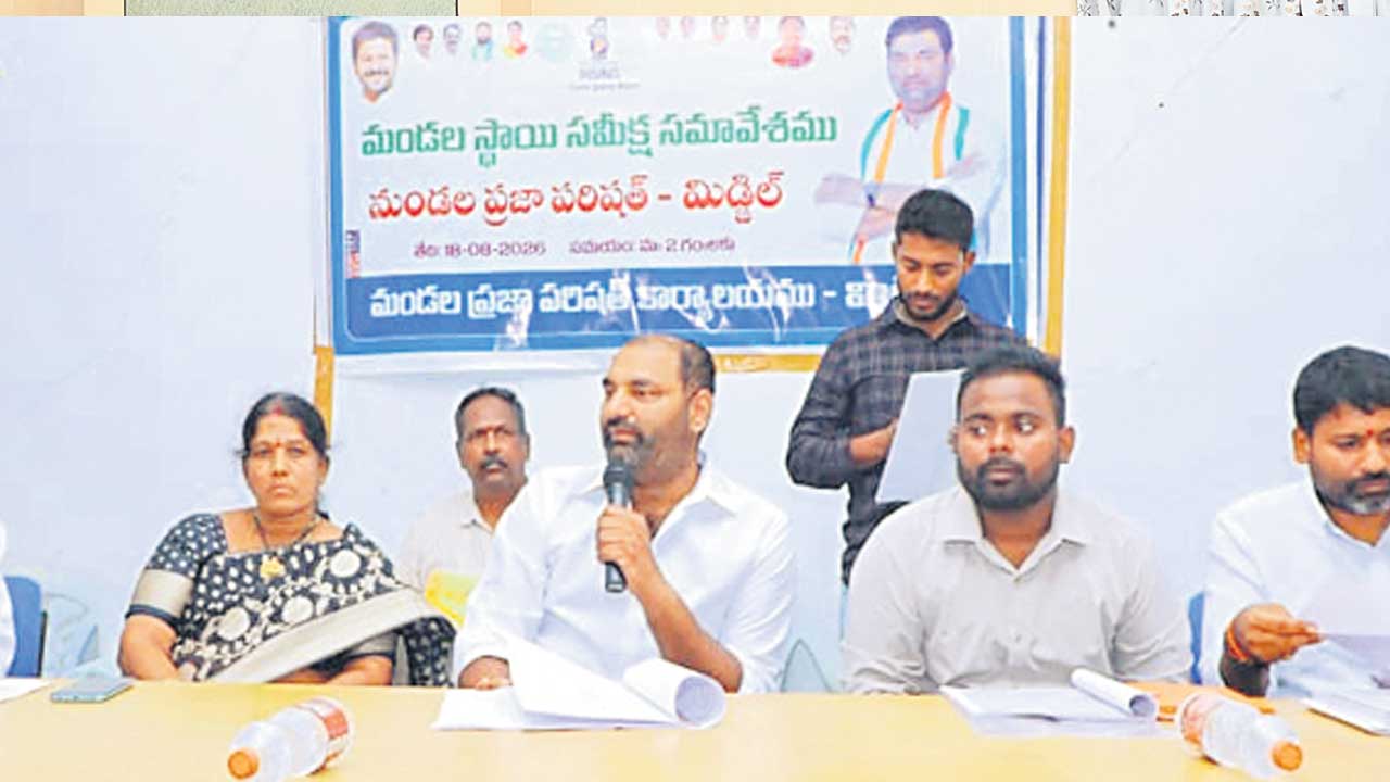 ఆంధ్రా కాంట్రాక్టర్లకే బిల్లులు వస్తున్నాయ్‌