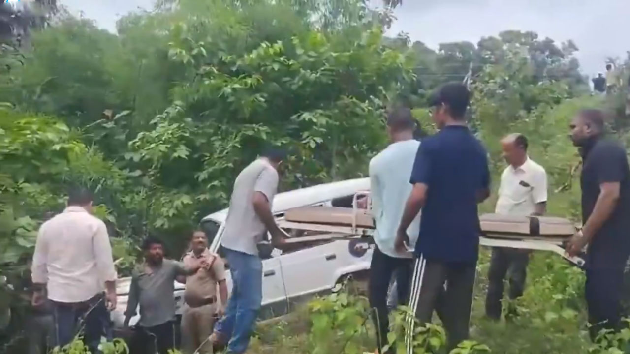 Road Accident | బ్రేకులు ఫెయిలై పోలీస్ వాహనం బోల్తా.. కానిస్టేబుల్ మృతి