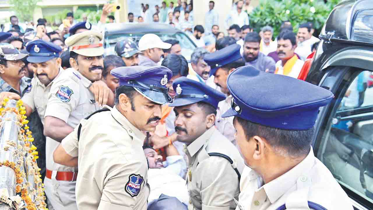 కలెక్టరేట్‌లో తీవ్ర ఉద్రిక్తత