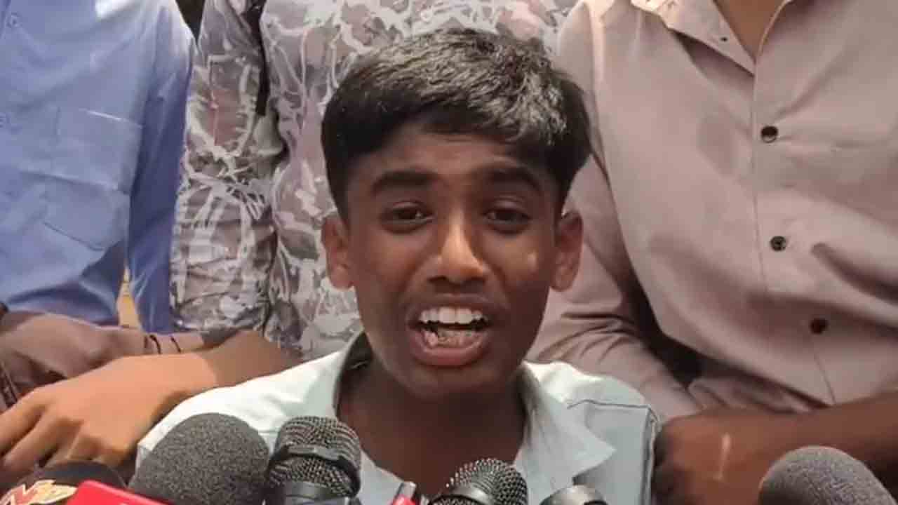 Polytechinc Student | ఆటోను కాళ్ల మీదికి ఎక్కించిర్రు.. పోలీసుల దౌర్జన్యంపై పాలిటెక్నిక్ విద్యార్థి.. వీడియో