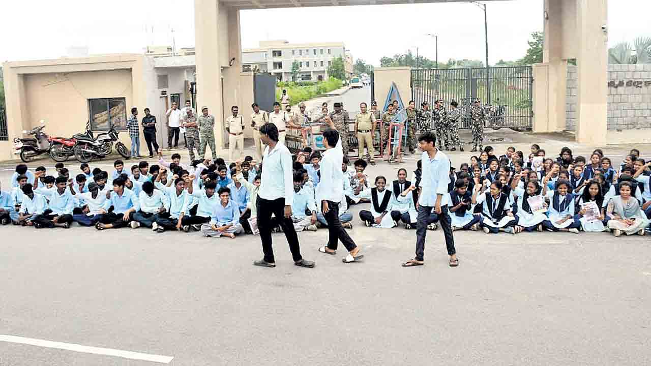 పాలిటెక్నిక్‌ విద్యార్థుల ధర్నా