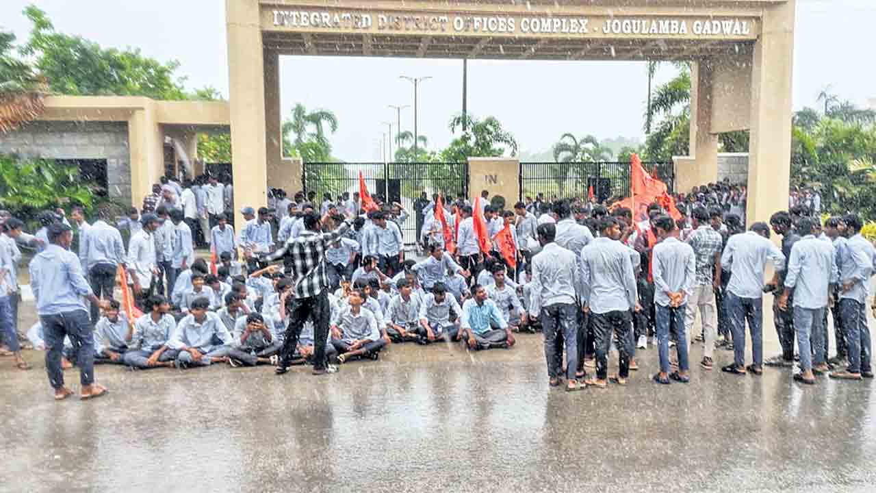 స్కిల్‌ వర్సిటీలో విలీనం మాకొద్దు.. పాలిటెక్నిక్‌ విద్యార్థుల నిరసనల హోరు