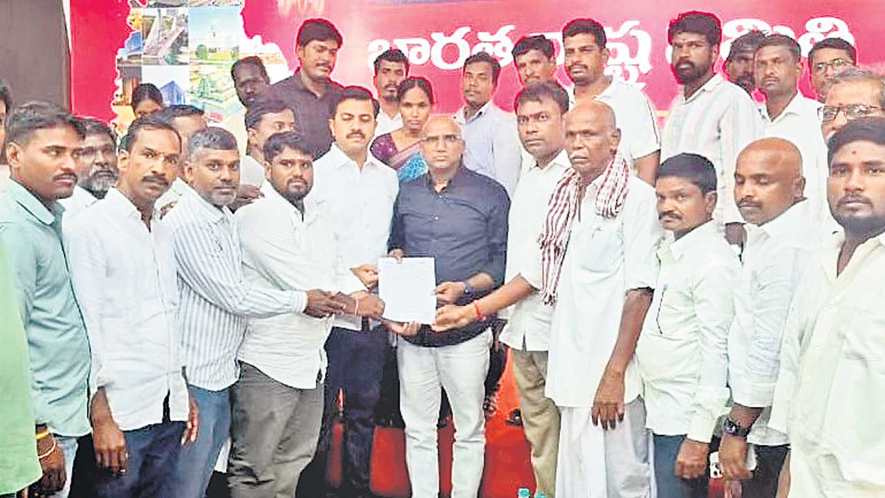 వీఆర్‌ఏ కుటుంబాలకు అండగా నిలవండి