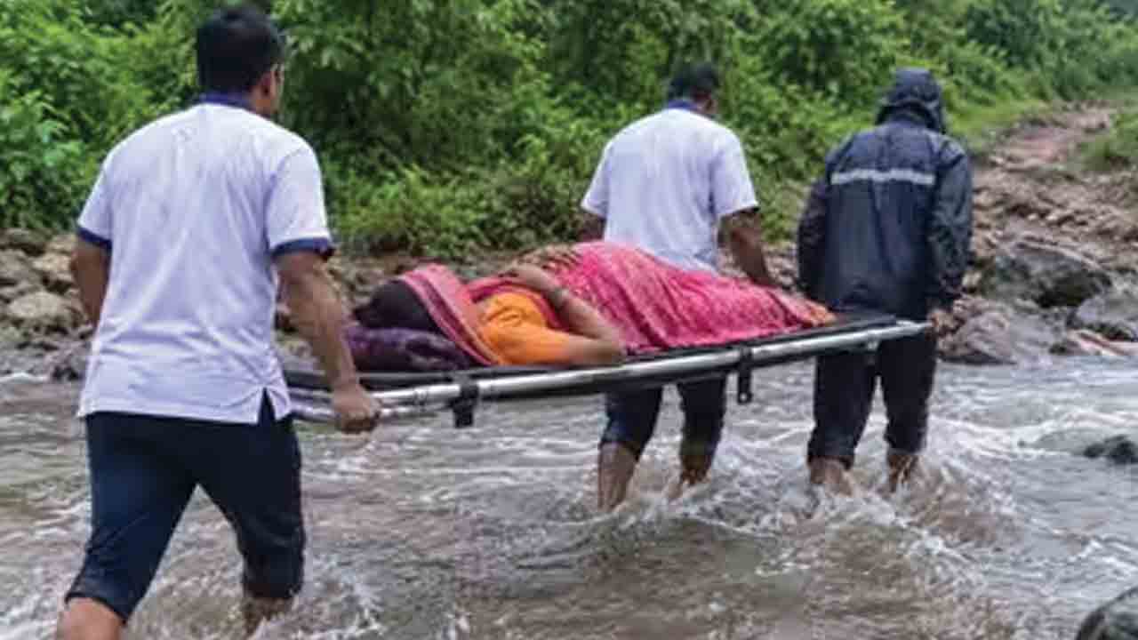 7 కి.మీ. స్ట్రెచర్‌పై గర్భిణి తరలింపు