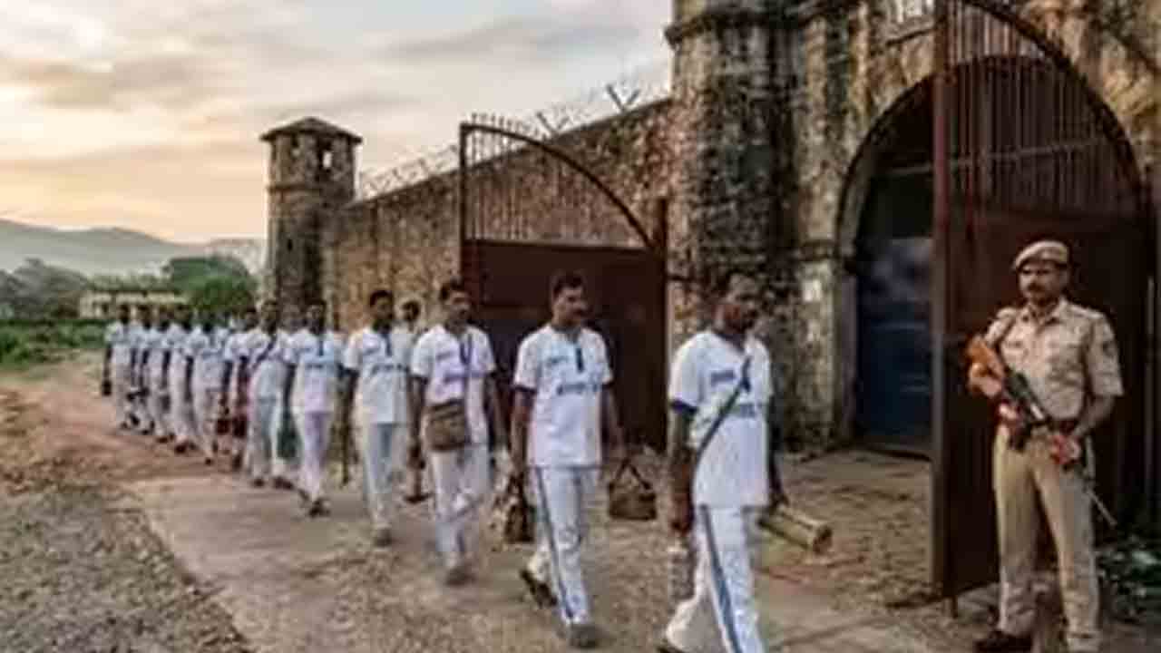 ఖైదీలు బయట పనికెళ్లి రావచ్చు